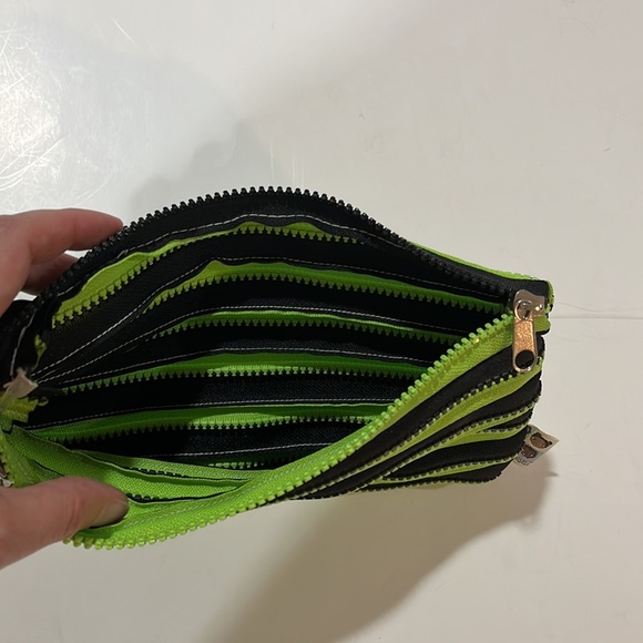Zippered wristlet-clutch - Picture 5 of 10